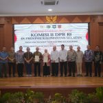 Serahkan Sertipikat Aset BMD dan BUMD Pemprov Kalsel, Wamen Ossy: Perkuat Kepastian Hukum Aset Daerah